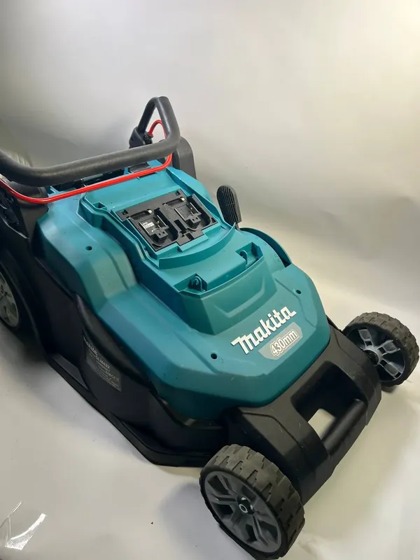 Knallerangebot Makita DLM 432 Z Akku Rasenmäher 36 V ( 2x 18 V ) 43 cm Brushless Solo - Gebraucht