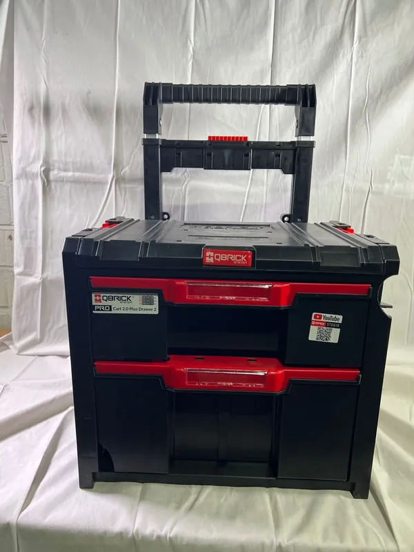 Qbrick System PRO Cart 2.0 Plus Drawer 2 mobile Box auf Rädern 520 x 415 x 660 mm 9,5 l 12 l abnehmbarer Doppelteleskopgriff - Beschädigt Neu